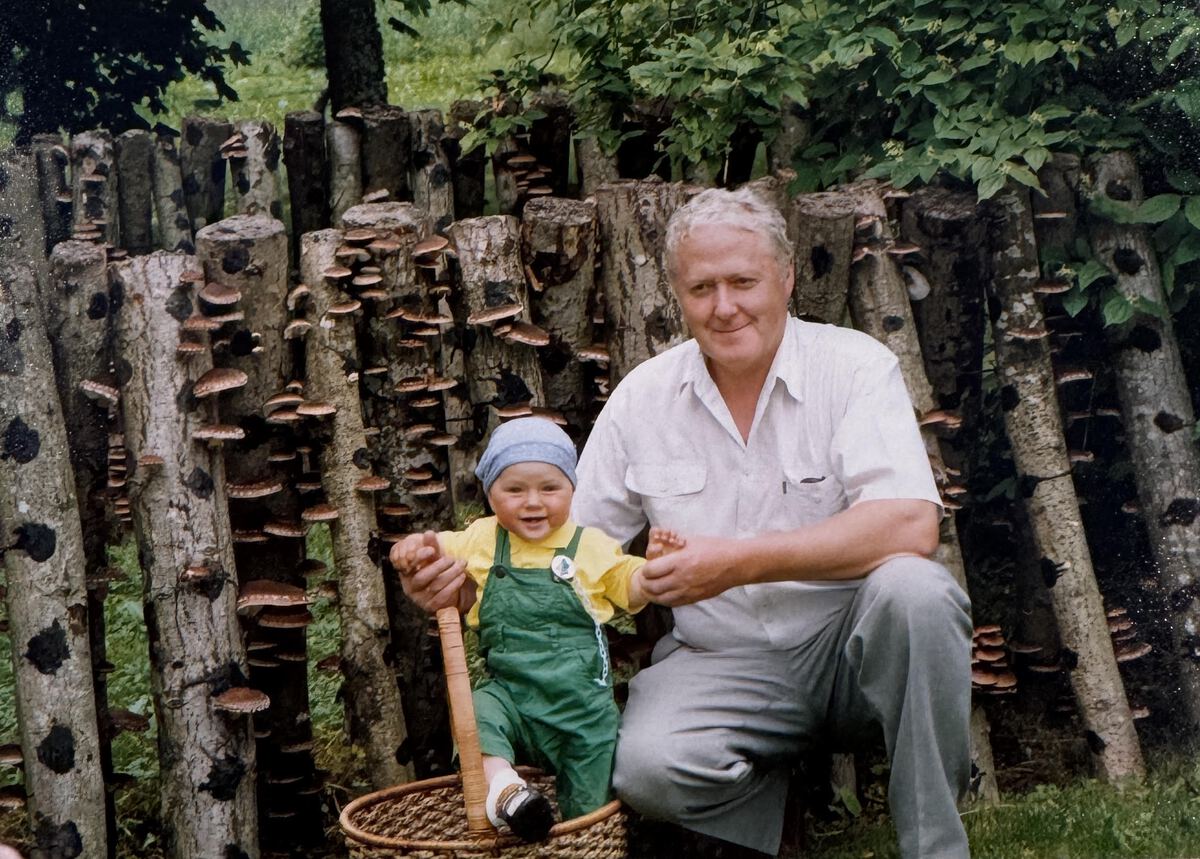 Saimnieks ar mazdēlu pie pirmajiem baļķiem 90. gados